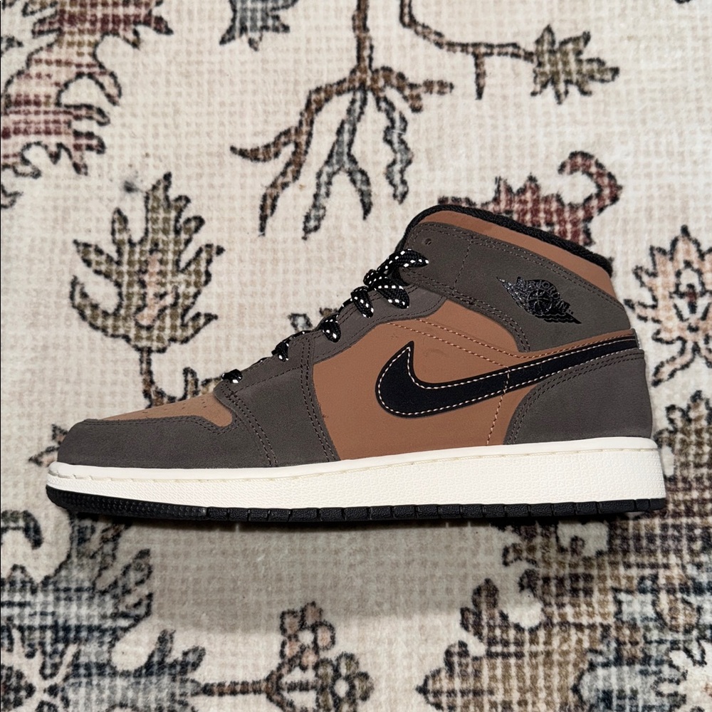 Air Jordan 1 Mid SE  Sneakers